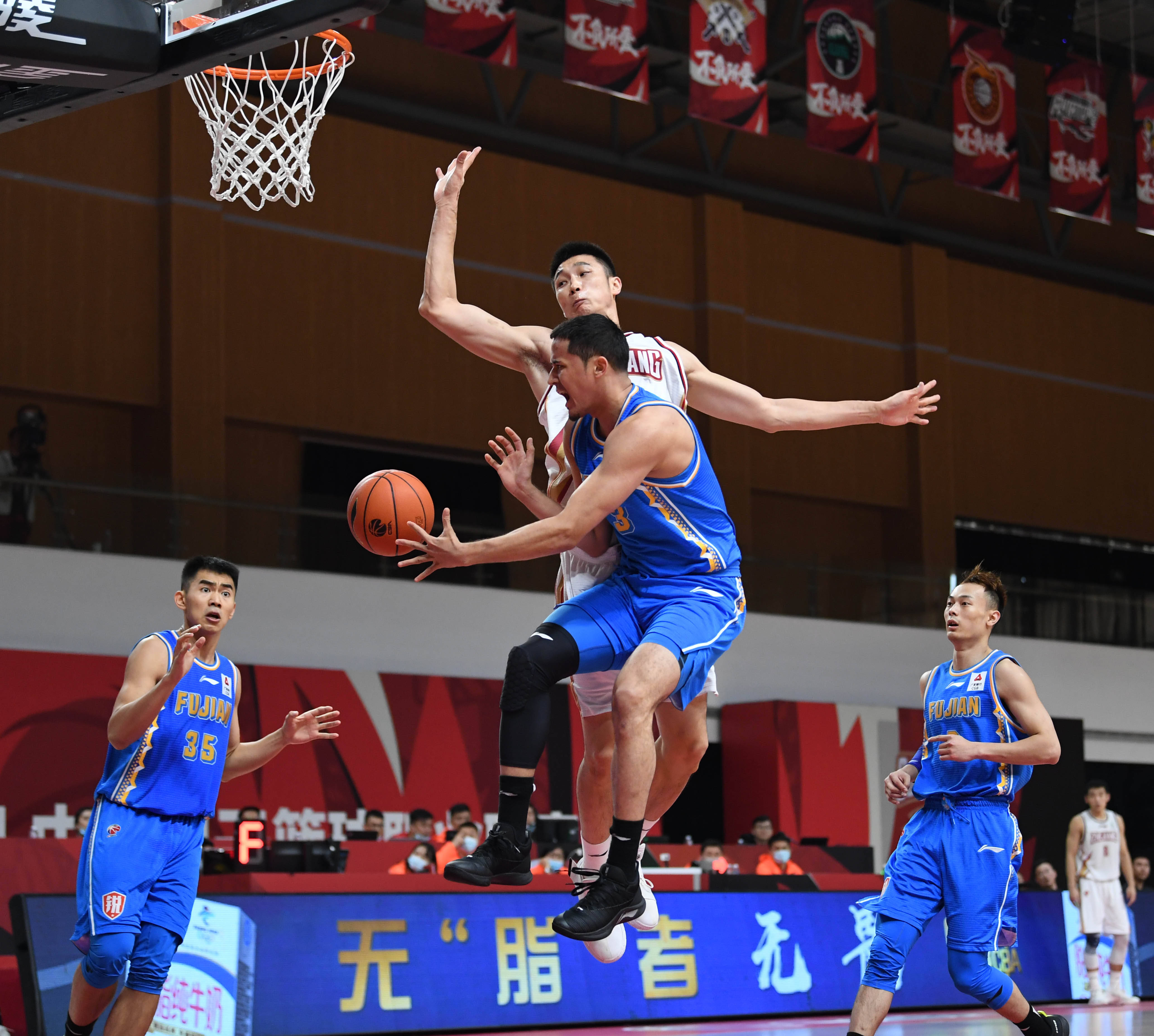 福建男篮轻松获胜，继续稳定发挥