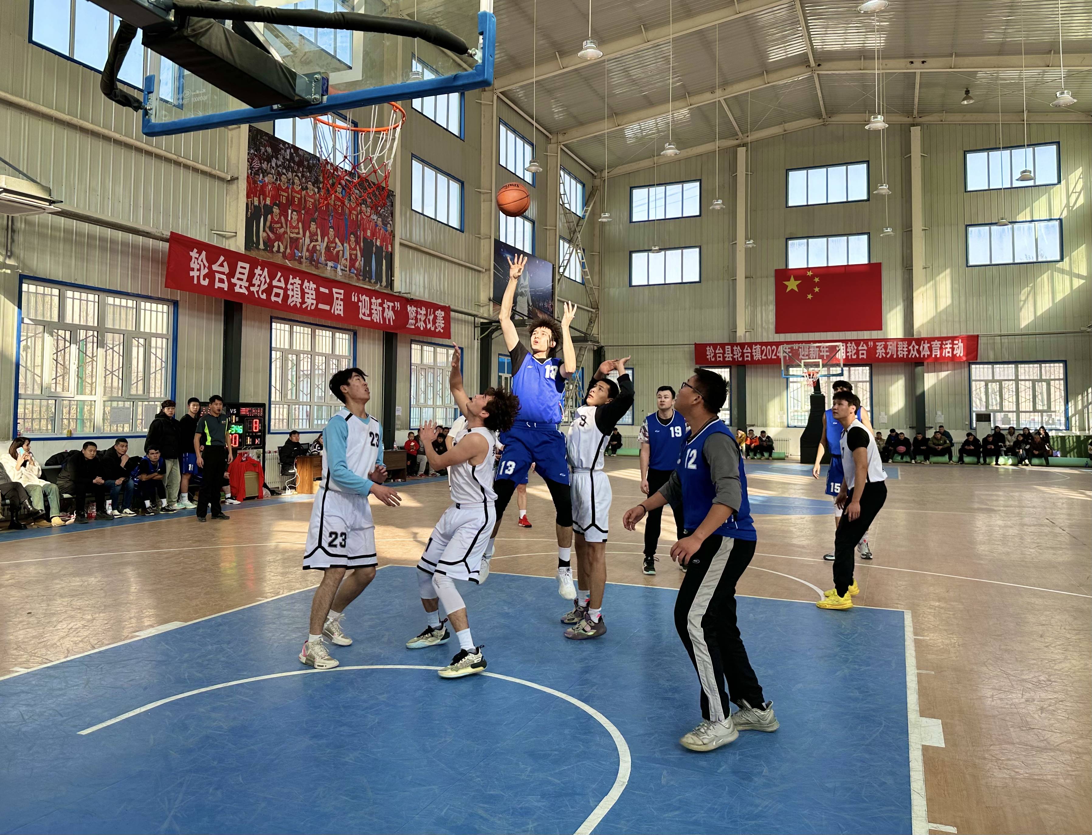竞技篮球赛事：球员们为胜利拼尽全力，展现拼搏精神